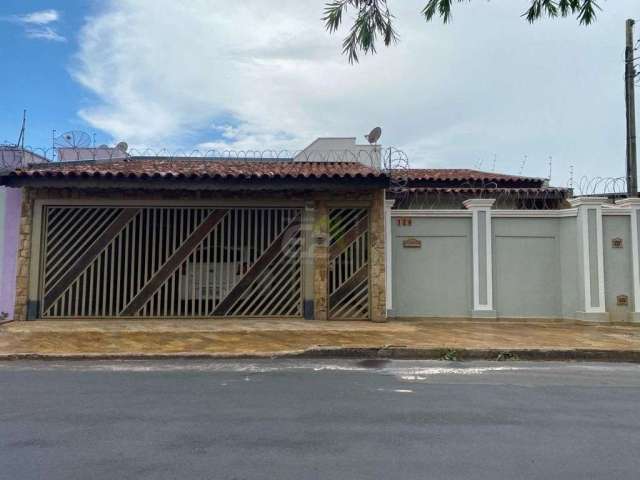 Casa de alto padrão com piscina aquecida no Jardim Acapulco - São Carlos