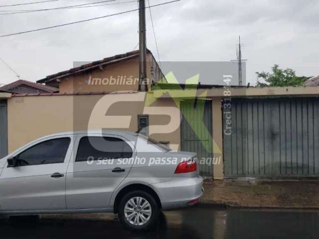 Casa à venda no Jardim São João Batista, São Carlos - 3 dormitórios e ampla área externa!