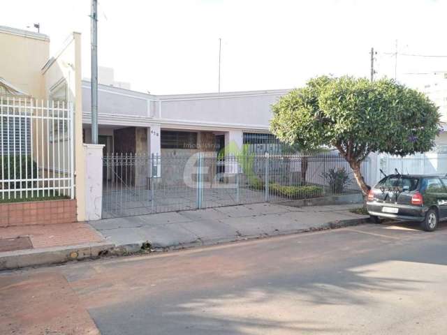 Casa padrão à venda no Centro de São Carlos - 3 dormitórios, 1 suíte e 2 garagens