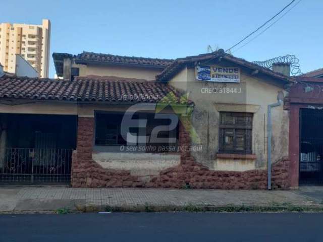 Casa padrão à venda no Centro em São Carlos | 3 dormitórios, garagem e mais!