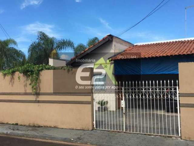 Casa à venda no bairro Jockey Club, São Carlos: 2 dormitórios, 4 garagens e edícula