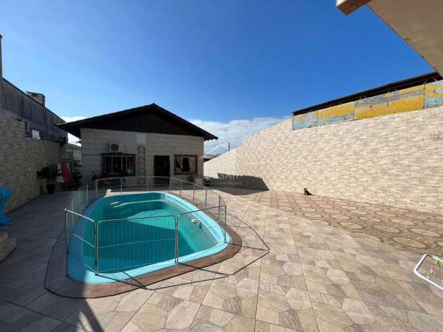 Casa com piscina, área gourmet e edícula com 2 andares