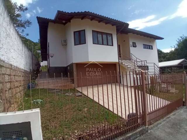 Casa Duplex 4 Dormitórios, sendo 1 Suíte no Bairro João Paulo - Florianópolis