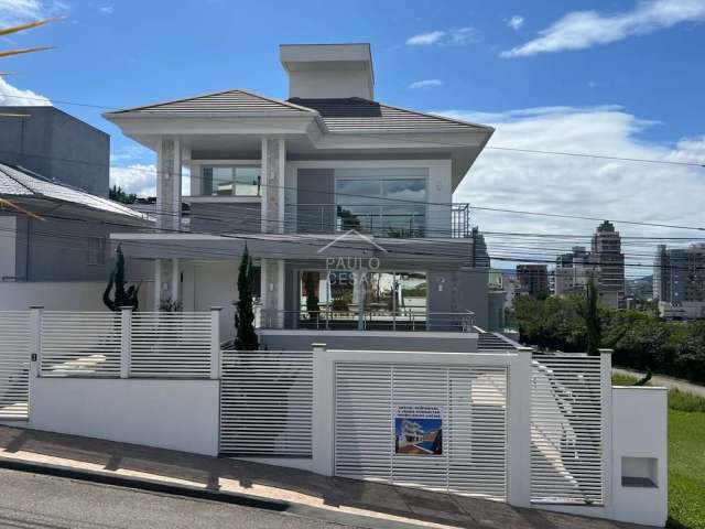 Casa Alto Padrão 600m²  | Triplex | 4 Suítes, sendo uma master, com closet | Piscina | Salão de festas