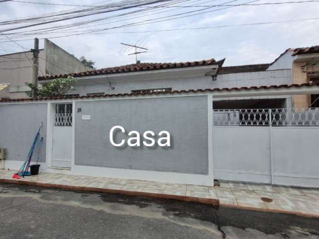 Casa em Realengo, 2 quartos, garagem, quintal, fica 400 metros do Dom atacadista de Realengo