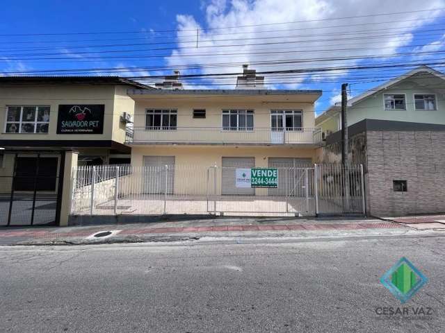 Casa residencial e comercial no bairro de Barreiros