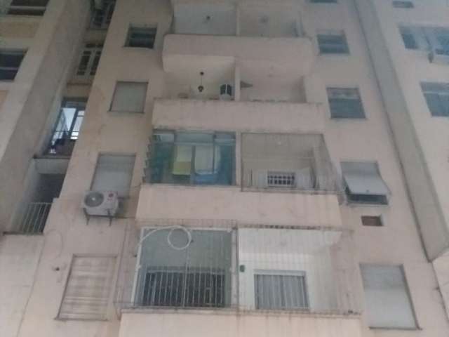 Apartamento sala e quarto, Centro Rio, Rua André Cavalcanti, na melhor localização da Rua, frente Bar do Peixe, alto, vistão livre, 2 por andar, reformado, varandinha, piso taco, entrar e morar, docum