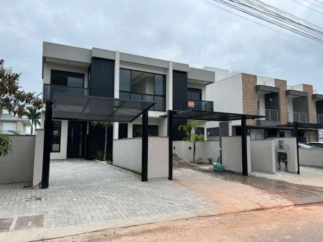 Descubra o Charme do Jardim Nova Cachoeira: Casa Moderna com Acabamentos Premium e Acesso Fácil às Praias de Florianópolis por R$ 998.000