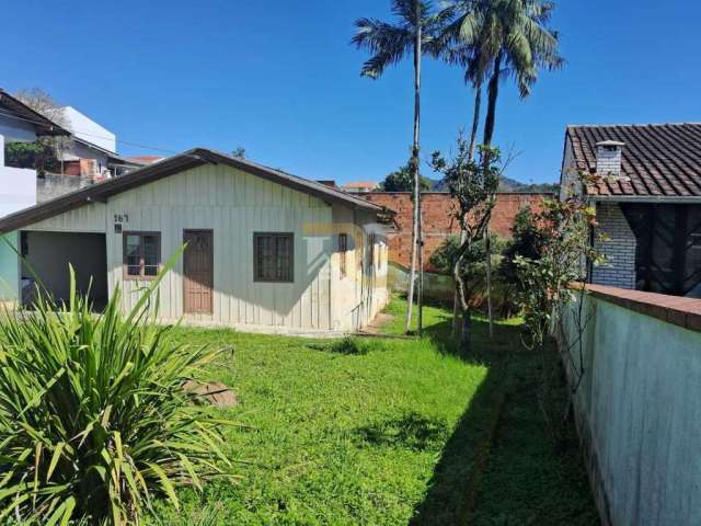 Casa à venda na Rua Ademir Tomaz, Velha Central, Blumenau por R$ 350.000