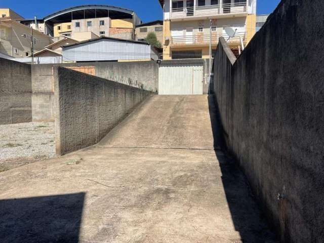 Terreno comercial para alugar na Rua Helvio Moreira Moraes, 200, Vila do Carmo, Mariana por R$ 4.000