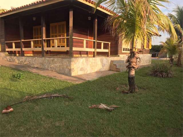 Charmosa Casa de Madeira no Condomínio Zuleika Jabour