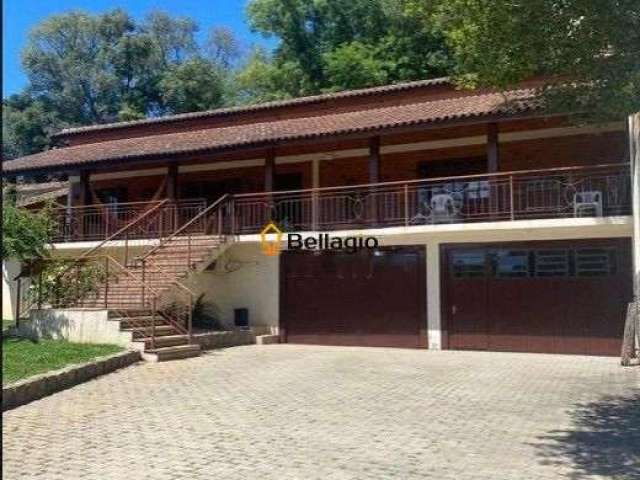 Linda casa com piscina e jardim