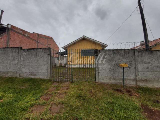 Casa no Jardim Panamá, contendo 2 quartos,  com amplo terreno