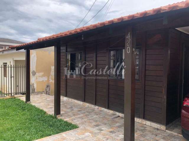 Linda casa no estilo colonial, em madeira Angelim.