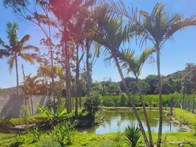 Chácara / sítio com lago  ao lado da natureza