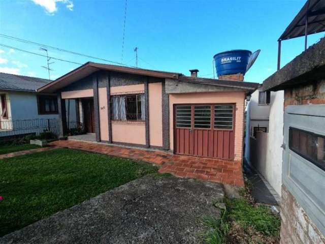 Ótimo investimento!  Residência com 02 moradias alugadas!  Casa pav. superior: 02 dormitórios, sala, cozinha, área de serviço, banheiro social e garagem para 02 carros com churrasqueira.  Casa pav. in