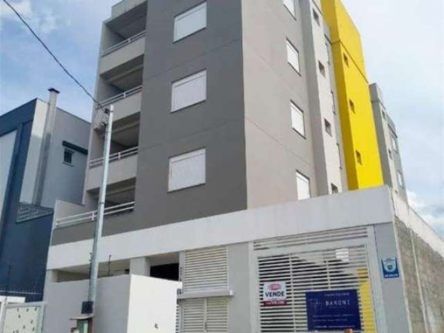 Apartamentos com 03 dormitórios. sala para  02 ambientes com sacada e churrasqueira, cozinha integrada, área de serviço, banheiro social e garagem para 01 carro.  Prédio com elevador.  Área privativa: