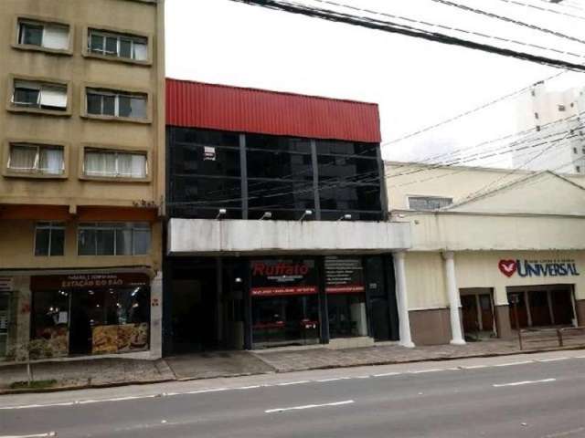 Excelente Pavilhão comercial no centro com 3 pavimentos, principal com Loja Térrea Frontal para Sinimbu com pé direito alto e mezanino, salas comerciais na parte superior, 02 Banheiros, posição solar 