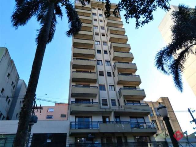 Apartamento duplex no centro com 02 dormitórios  (sendo 01 suíte e possibilidade de fazer 02 suítes), sala para 02 ambientes, cozinha, área de serviço e banheiro social.  Prédio conta com portaria, el