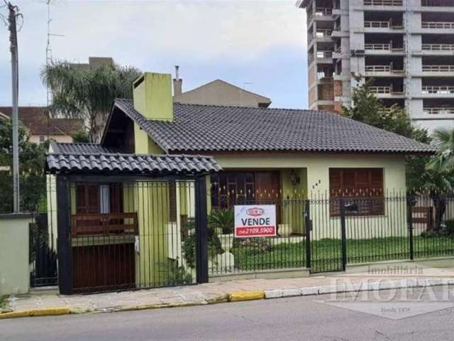 Excelente casa de alvenaria, composta por 03 dormitórios (sendo 01 suíte), todos com sacada, sala de estar com lareira, sala de jantar, escritório (que pode ser transformado em cozinha) e  banheiro so