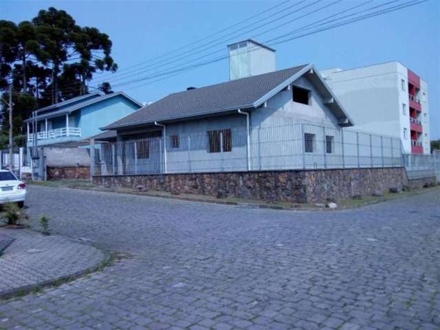 Excelente residência plana com 03 dormitórios (sendo 01 suíte), sala para 02 ambientes com lareira, cozinha, churrasqueira, área de serviço, banheiro social, amplo pátio, salão de festas e garagem par