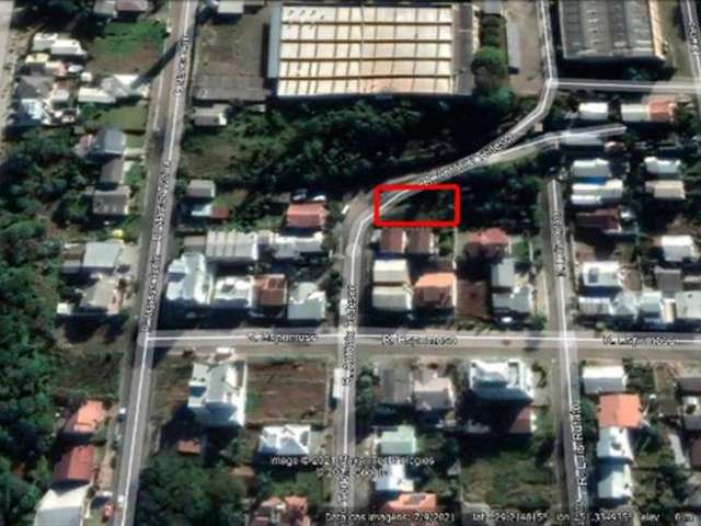 Terreno localizado no bairro Santa Cataria, com calçamento e frete oeste.  Área: 12,40x30= 371,00m.  Confira!