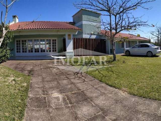 Excelente casa para veraneio na Praia do Barco!! Com 05 dormitórios (sendo 01 suíte e 02 suítes americanas), ampla sala de estar e cozinha conjugadas, área de serviço, despensa, 04 banheiros sociais, 