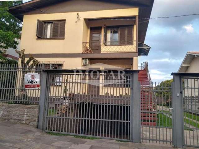 Casa em alvenaria, sendo somente o andar térreo de uma construção de dois pavimentos, com 03 dormitórios, sala, cozinha, área de serviço, churrasqueira, banheiro social e garagem para 02 carros.  Perm