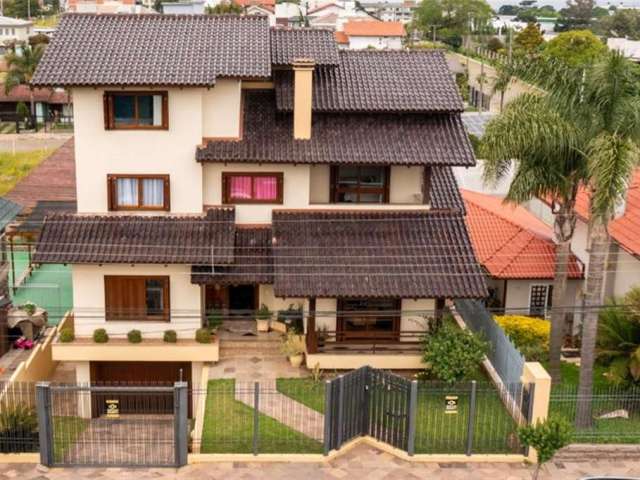 Imóvel de excelente padrão, em bairro residencial privilegiado da cidade. Composto por sala de jantar e estar, copa e cozinha, lavabo, escritório e lavanderia.  Na parte superior, o imóvel possui 04 d