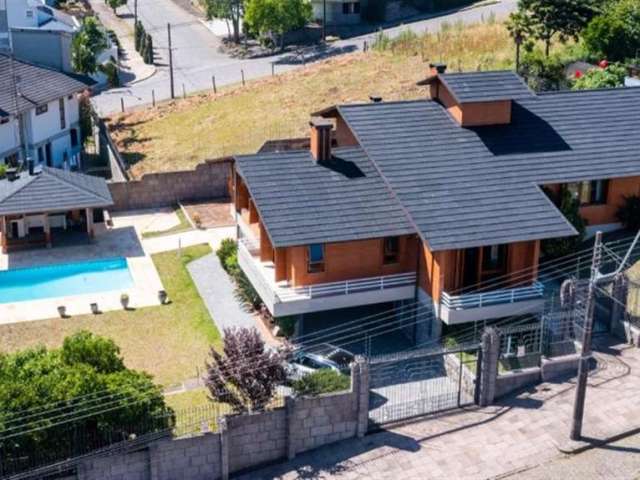 Residência alto padrão mobiliada e decorada, com 427,07m de área construída em um amplo terreno de 1202,17m. Localizada no bairro Cinquentenário.  Casa com 04 dormitórios(sendo 02 suítes com hidromass