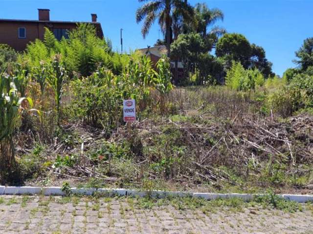 Excelente terreno de meio no bairro Imigrante, ao lado do centro, próximo da Avenida Pedro Grendene, possui 15m de frente por 26,80m de fundos, ótima orientação solar, sendo frente oeste.  Rua pavimen