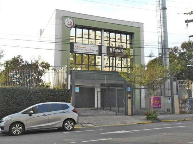 Excelente Loja Térrea em ótima localização no Centro de Caxias do Sul! Com 03 pavimentos, 03 banheiros sociais, churrasqueira e 01 vaga de estacionamento.  Espera para split com laje técnica e rebaixe