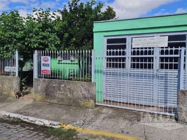 Casa de alvenaria com três quartos, sala e cozinha, banheiro e garagem. Imóvel todo cercado. Não pode ser  vendida com financiamento.