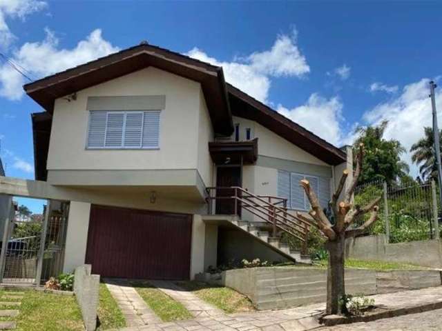 Excelente casa com 03 dormitórios (sendo 01 suíte master com hidro), sala para 02 ambientes, cozinha, varanda, área de serviço, dependência de empregada, banheiro social e 02 vagas de garagem.  Com pá