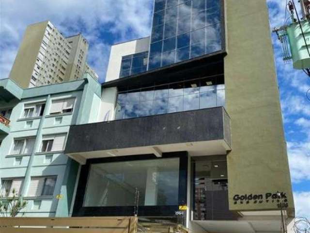 Sala aérea nova, em excelente localização, com piso porcelanato e 01 vaga de garagem.  Com portaria em horário comercial.  Área privativa: 44,65m.  Confira!