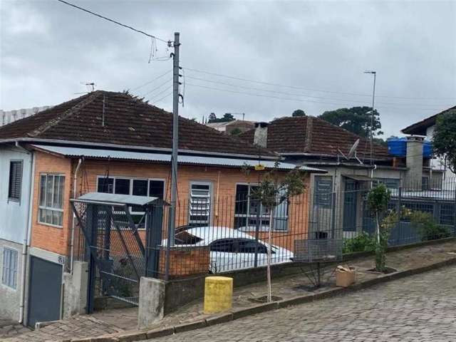 02 excelentes casas mistas de 02 andares em um terreno de esquina no bairro Planalto!  As 02 residências possuem 02 dormitórios, sala para 02 ambientes, churrasqueira, cozinha, área de serviço, banhei