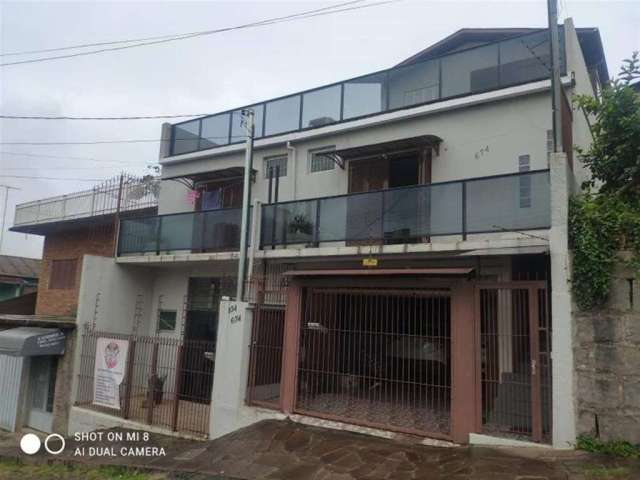 Ótima residência de alvenaria mista no Bairro Cristo Redentor! Residência de 02 andares com 03 dormitórios, sala para 02 ambientes, sacada, cozinha, área de serviço, banheiro social e 02 vagas de gara