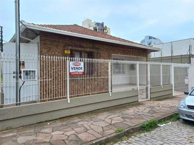 Excelente casa com 03 dormitórios (01 deles transformado em closet), sala para 02 ambientes, cozinha, área de serviço, banheiro social e 04 vagas de garagem (02 vagas descobertas e 02 cobertas).  Casa