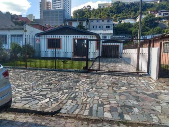 Excelente residência no Bairro Panazzolo! Com 02 dormitórios, sala para 02 ambientes, cozinha, área de serviço, churrasqueira, banheiro social e 01 vaga de garagem.  Amplo pátio na frente e nos fundos