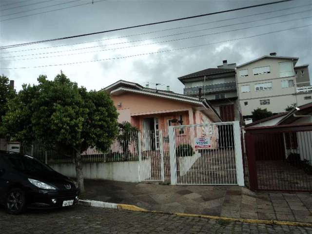 Duas casas de alvenaria: Casa da frente com 04 dormitórios, sala com lareira, cozinha, banheiro social, área de serviço, garagem e churrasqueira no térreo da casa dos fundos.  Casa fundos com 03 dormi