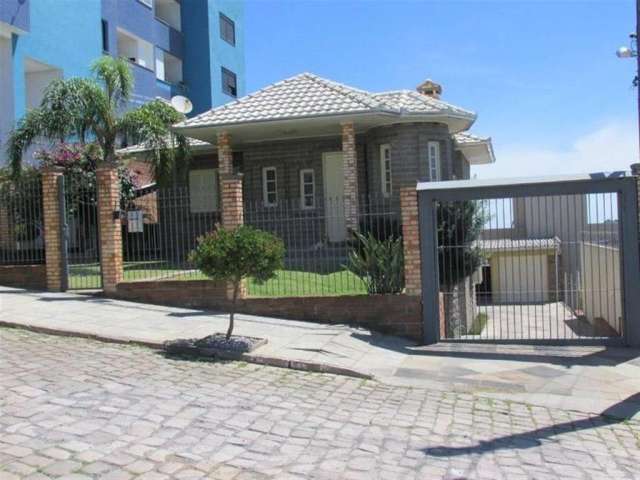 Casa construída em pedra basalto, composta por 03 dormitórios (sendo 01 suíte com hidromassagem), 02 salas, lareira, churrasqueira, cozinha, área de serviço, 02 banheiros sociais e garagem para 03 car