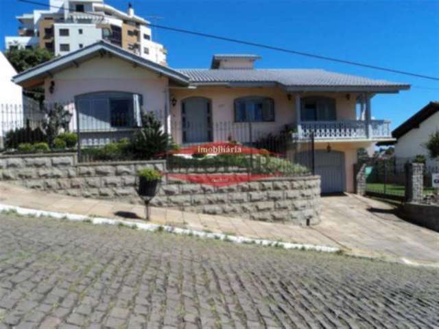 Ótima casa de alvenaria com 03 dormitórios (sendo 01 suíte), sala, lareira, churrasqueira, cozinha, área de serviço, banheiro social e garagem para 02 carros. Ficam os móveis sob medida da cozinha e d