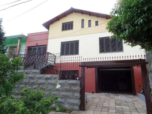 Casa de alvenaria semimobiliada com 04 dormitórios (sendo 01 suíte americana), sala de estar, jantar e cozinha conjugadas, 03 banheiros sociais, sendo 01 americano, área de serviço com churrasqueira, 