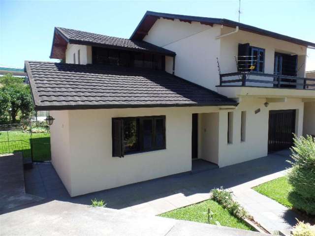 Casa de alvenaria composta de 03 dormitórios (sendo 01 suíte), banheiro social, sala de estar e terraço.  Parte inferior cozinha com sala de jantar, sala de estar, banheiro, despensa, garagem para 03 