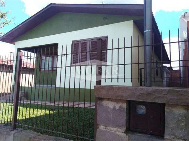 Terreno com 02 casas de alvenaria. Casa da frente com 03 dormitórios, sala, cozinha, banheiro, área de serviço e garagem. Casa dos fundos com 01 dormitório, sala e cozinha conjugada, banheiro e área d