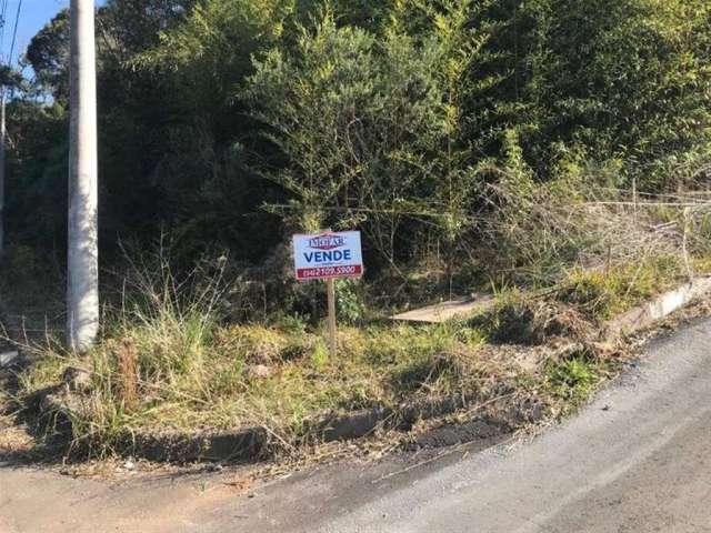 Terreno de esquina situado na Rua Júlio Cesar de Cesaro esquina com Rua Margarida Zamboni Dal Pizzol, do LOTEAMENTO RESIDENCIAL BELLA ITÁLIA III, no Bairro América.  Área: 15,75x28,00: 441,00m.  Confi