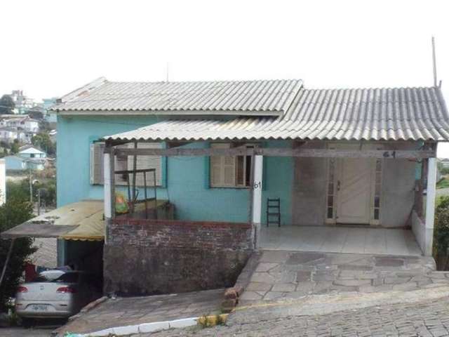 Casas de alvenaria, no andar superior com 02 dormitórios, sala, cozinha, banheiro e área de serviço.  Inferior com 02 dormitórios, sala e cozinha, banheiro com área de serviço, garagem e estacionament