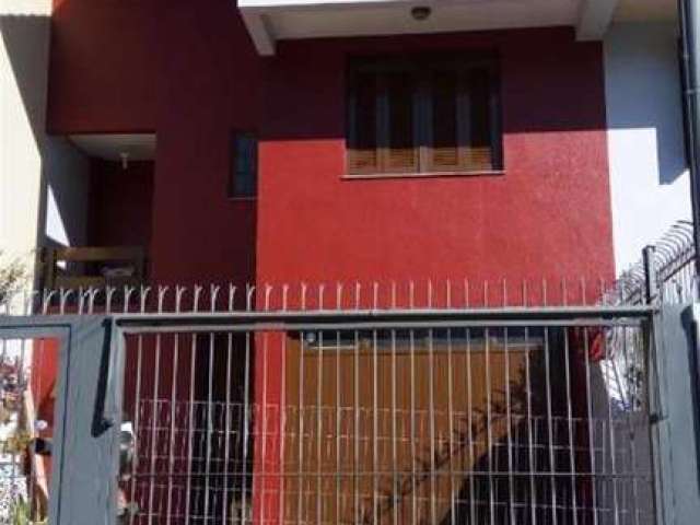 Excelente sobrado triplex semimobiliado com 03 dormitórios (01 com sacada), sala para 02 ambientes, cozinha, área de serviço, churrasqueira, banheiro social, lavabo e 02 vagas de garagem.  Água quente