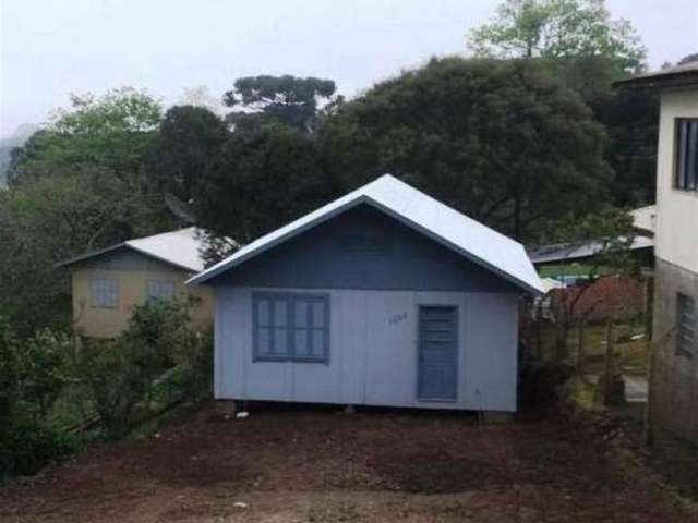 Ótima casa de madeira com 02 dormitórios, sala, cozinha, área de serviço e banheiro social.  Área: 70,00m.  Confira!