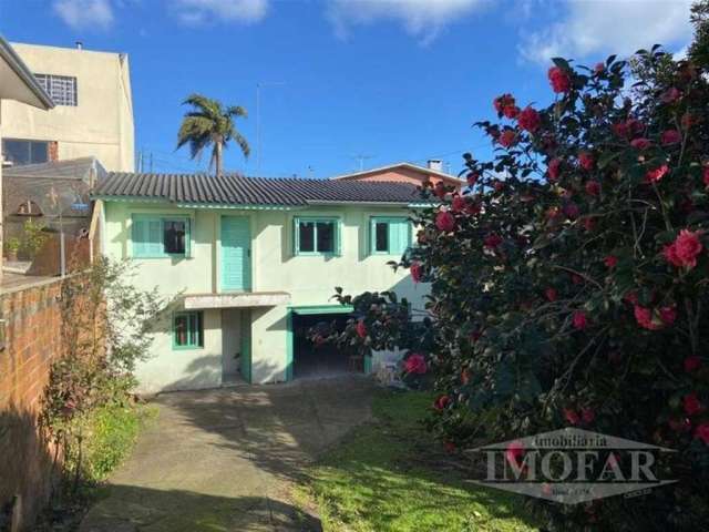 Ótima casa de alvenaria e madeira, composta por 03 dormitórios, sala, cozinha, churrasqueira, área de serviço, despensa, 02 banheiros sociais, 01 vaga de garagem e 01 vaga de estacionamento frontal.  